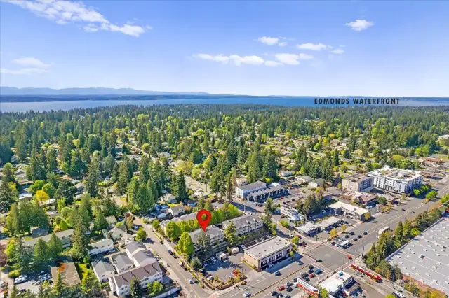 Just a few minutes from Edmonds waterfront beaches, dining and shopping.