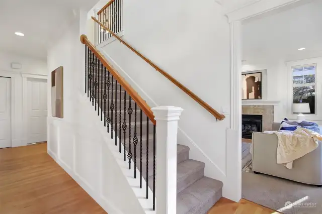 This unique, circular floorplan has it all. Formal dining room, spacious family room with gas fireplace, powder room and cook's kitchen on main level.