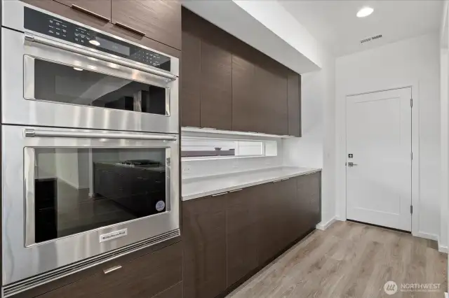 Butler's pantry to the right