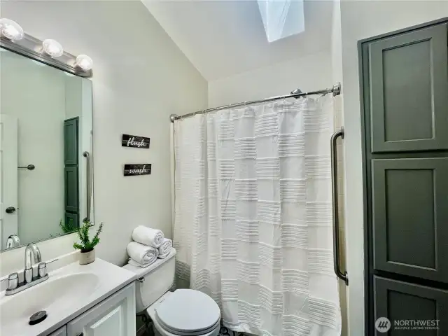 Full bath off Hallway