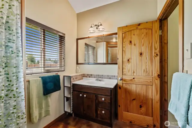 3/4 bath in studio