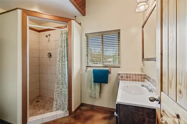 3/4 bath in studio