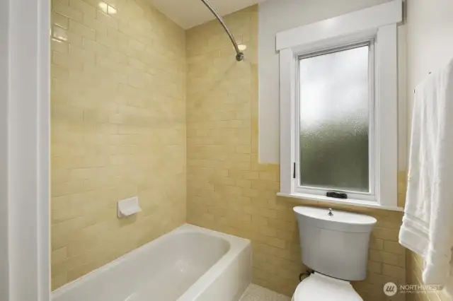 Upper level main full bathroom