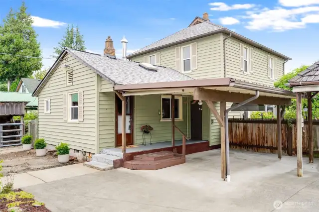 Plenty of outdoor space for familly gatherings, special occasions, or enjoying the outside any time of the year.