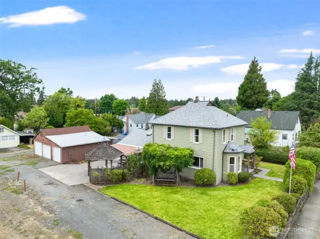 Plenty of space to customize and create! Awaiting you is a generously sized property.