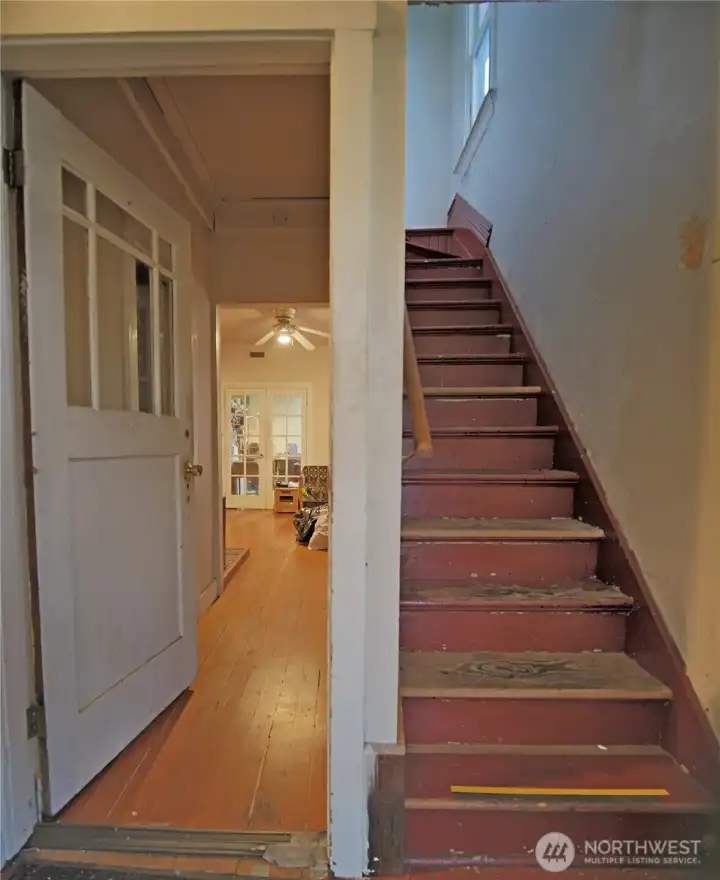 Front Entry to Upstairs