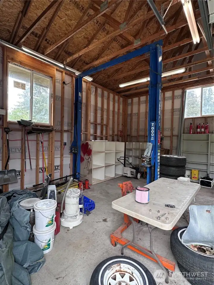 Carlift in 3 bay shop