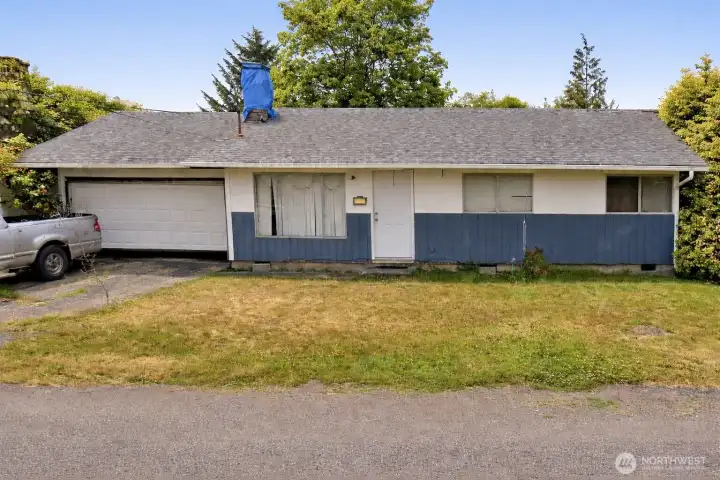 Great sized rambler on massive lot! Home needs some love, but is phenomenal value at this price point.