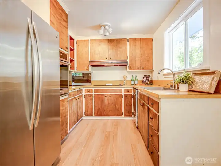 Kitchen with all new or newish appliances and new LVP flooring