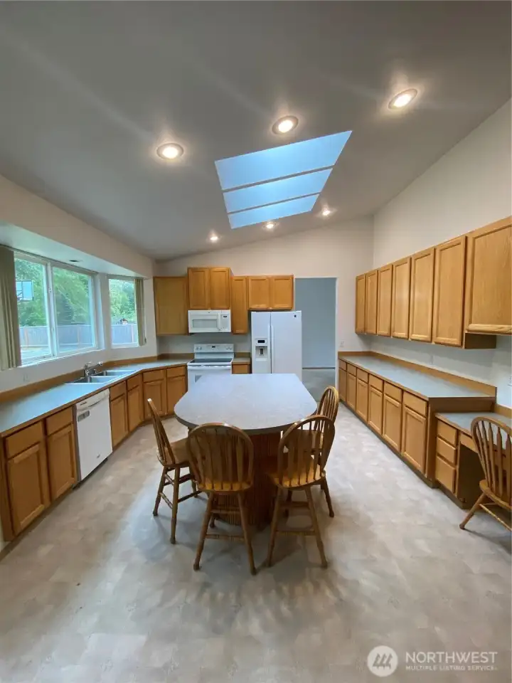 Skylights allowing so much natural lighting! Skylights allowing so much natural lighting!