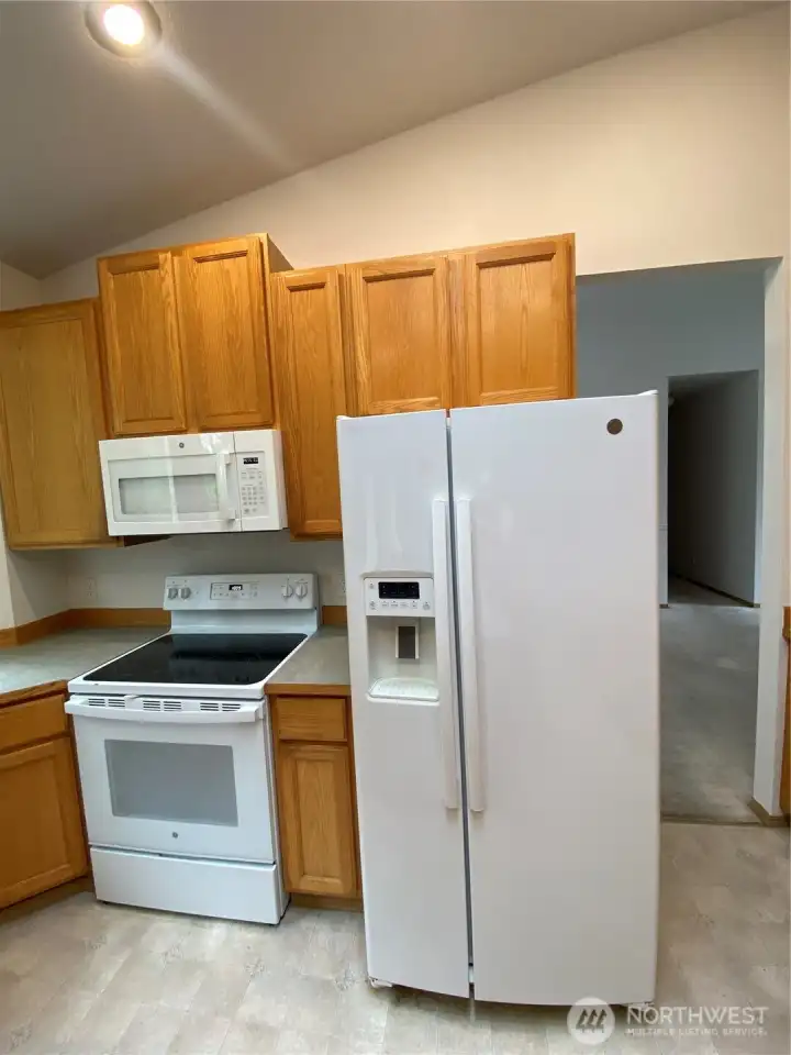 Smooth top stove, microwave and side by side fridge! Smooth top stove, microwave and side by side fridge!