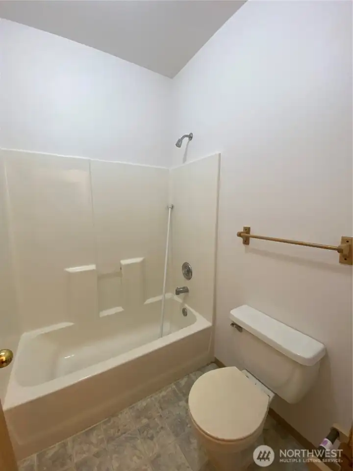 Main bathroom! Main bathroom!