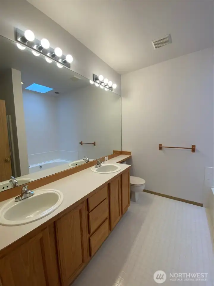 Primary en suite with so much space. Primary en suite with so much space.
