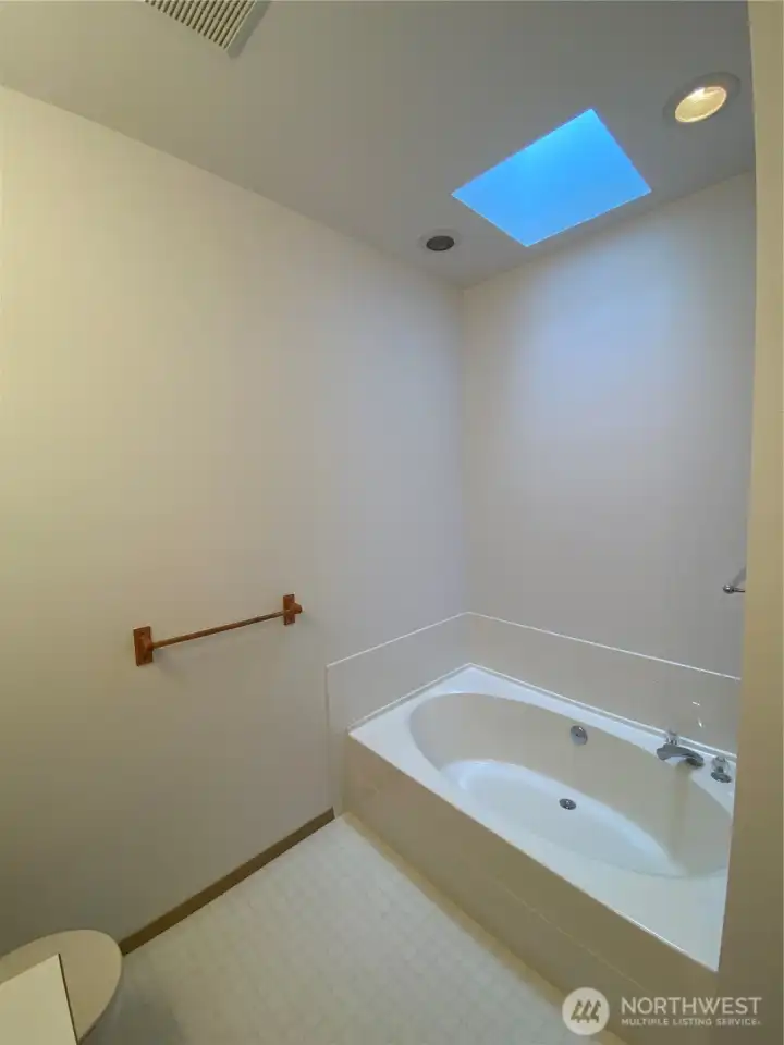 Primary en suite with soaking tub! Primary en suite with soaking tub!