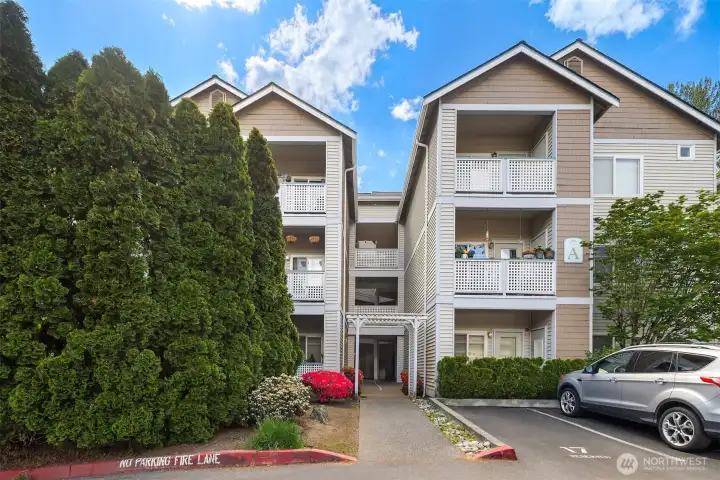 Welcome Home to this Top Floor Condo in the Heart of Bothell