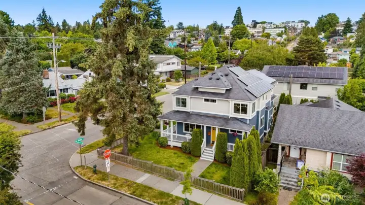 Blocks away from businesses, parks, Lowman beach & public transits.