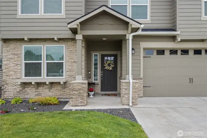 Golf course living with access to Moses Lake.