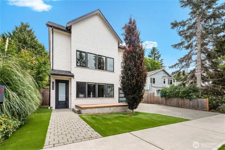 Stately modern, 2020 construction, detached condominium home Stately modern, 2020 construction, detached condominium home
