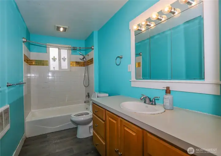 Full bathroom Full bathroom