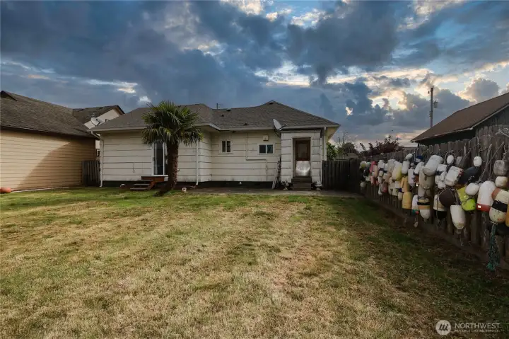 Spacious back yard! Spacious back yard!