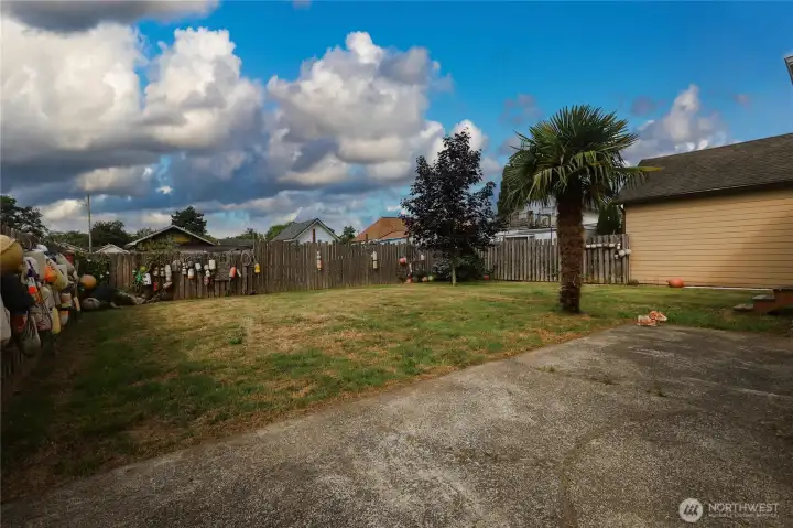 Fully fenced back yard and patio for afternoon BBQs! Fully fenced back yard and patio for afternoon BBQs!