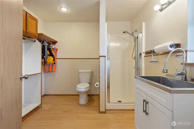 3/4 Bathroom/Mudroom leading to Back Deck!