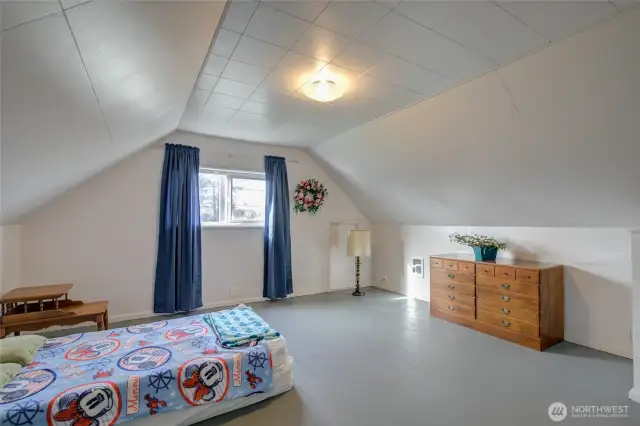 Upstairs bedroom, cont