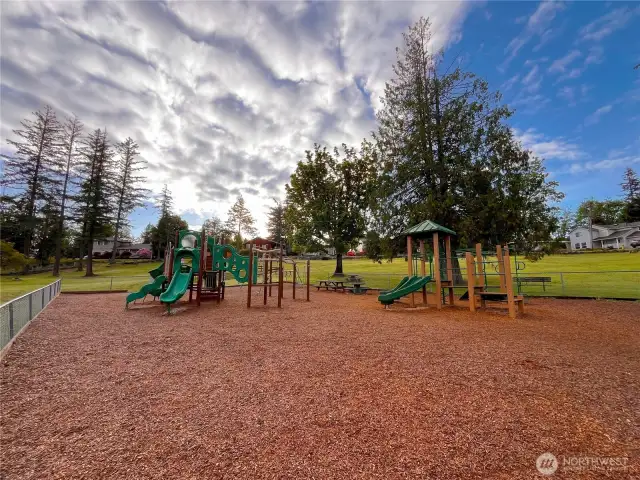 Great Cherokee Bay ammenities including park, playground, private lake access, sport courts and so much more!
