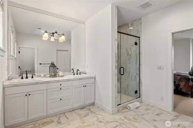 Upstairs ensuite bathroom