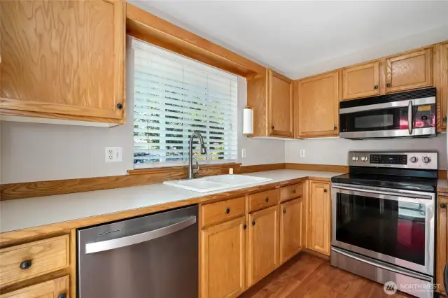 Nice kitchen with SS appliance, and large deep 2 compartment sink with retractable faucet & sprayer. Microwave over range.