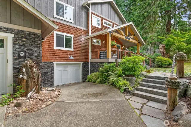 Stylish PNW exterior w/ mixed use of wood and stone.