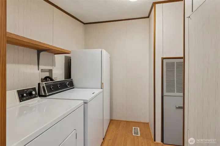 Utility room, all appliances here stay too!