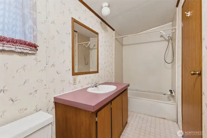 Tub/shower combo in primary bathroom.