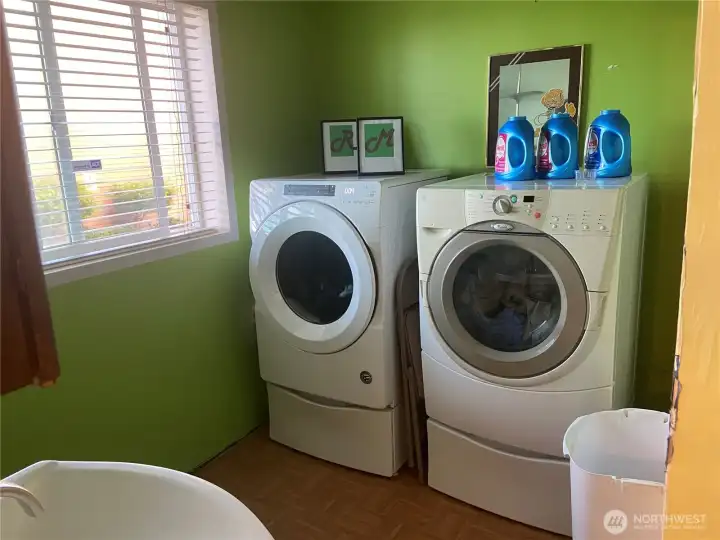 Laundy/lower level full bath.