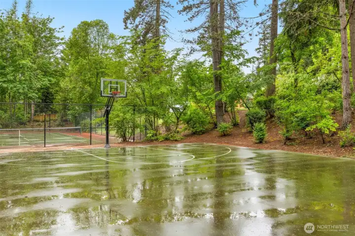 Tennis court & basketball court nearby