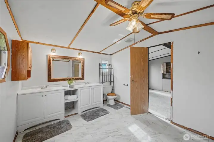 Large ensuite bathroom with 2 sinks, a tub and a separate shower.