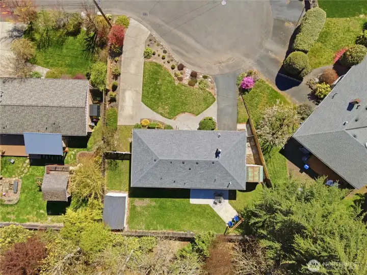 Ariel view highlights the property layout, private backyard setting and quiet cul-de-sac location.