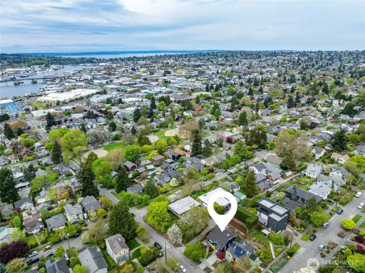 Ideal location close to Fremont shops and restaurants, Ballard, downtown and Queen Anne!