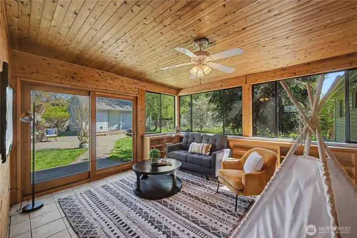 Bonus Room/Sunroom offers many possibilities.