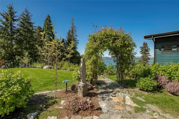 Flat side yard