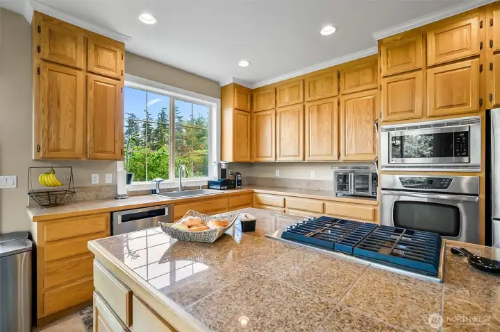 oversized center island with gas cook top