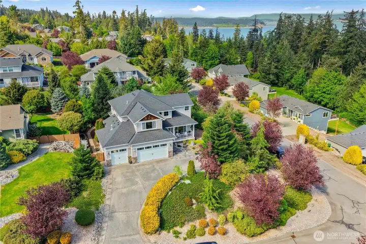 located close to the wonderful 3 beaches of Camano Island that are part of your beach access rights and close to the sound......  Come and explore!