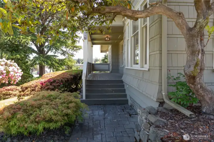 Lush landscaping throughout the property! Lush landscaping throughout the property!