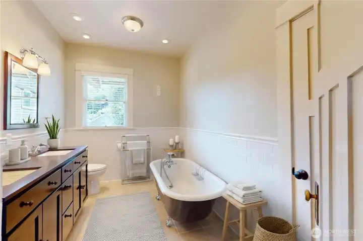 VIRTUALLY STAGED. Soak your cares away in the clawfoot tub! VIRTUALLY STAGED. Soak your cares away in the clawfoot tub!