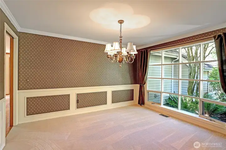 Elegant dining room with new carpet