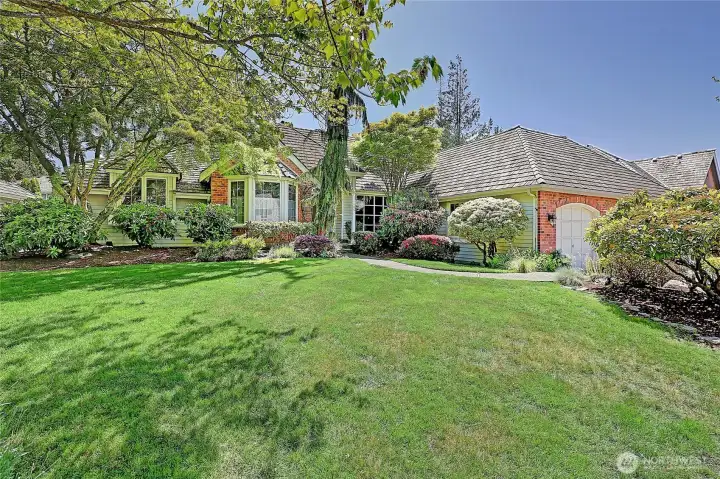Easy to maintain front yard with sprinkler system