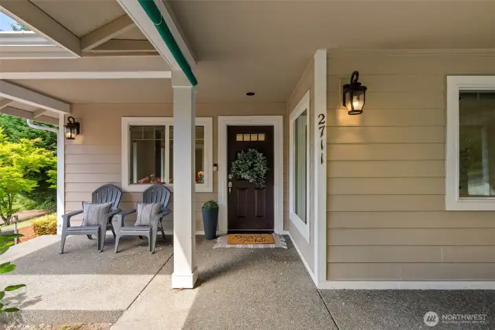 Cozy entry perfect to sit and relax