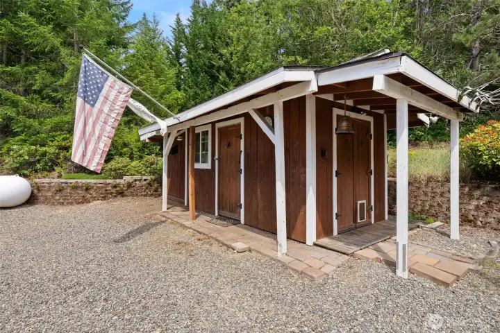 Detached shop, perfect for the hobbyist