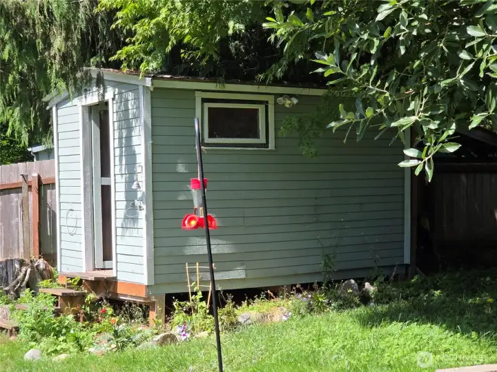 Cute Garden shed in back Cute Garden shed in back