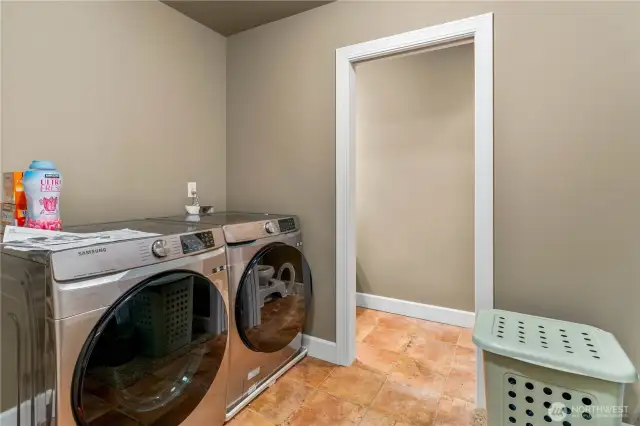 APT LAUNDRY/ .5 BTH